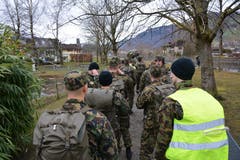Drei Monate dauerte die Ausbildung, die Martin Burch vor dem Einsatz in Stans-Oberdorf bei Swissint absolviert hat. Sie umfasste nebst erster Hilfe, Selbstverteidigung und dem Umgang mit schwierigen Situationen beispielsweise auch einen Marsch. (Bild: PD)