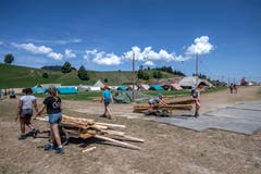 Alle müssen mit Anpacken, um das Gelände aufzuräumen. (Bild: Pius Amrein. Escholzmatt, 27. Juli 2018)