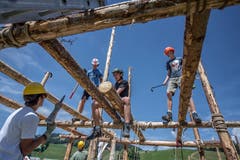 Vorsicht ist geboten! Bei Arbeiten in solch luftigen Höhen sind Helme Pflicht! (Bild: Pius Amrein. Escholzmatt, 27. Juli 2018)