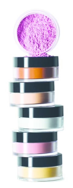 Die Farbe täuscht: Der neue Retouching Powder von Bobbi Brown (64 Franken) ist transparenter Mineralpuder, der den Hautton ebenmässiger macht und mattiert.