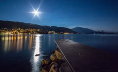 Mond über dem Zugersee. (Bild: Daniel Hegglin (Zug, 26. Juli 2018))