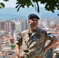 Martin Burch über der Stadt Prizren, die zum Zuständigkeitsbereich der ihm unterstellten Teams gehört. (Bild: PD)