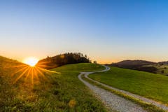 Sonnenaufgang über dem Chapfweg. (Bild: Christian Wild)