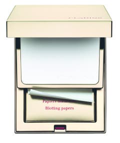 Für unterwegs: «Kit Pores et Matités» von Clarins (54 Franken) besteht aus einem kompakten Transparentpuder und Blotting Paper.