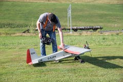 Alfons Birbaumer überprüft seinen Flieger nach der Landung. (Bild: Manuela Jans-Koch, Hüswil, 19. Juli 2018)