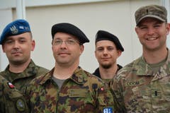 Martin Burch (2.v.l.) und sein Fahrer (im Hintergrund), sind die einzigen Schweizer im Camp "Villaggio Italia". Für die Zusammenarbeit mit den internationalen Kameraden sind gute Englischkenntnisse Pflicht. (Bild: PD)