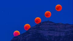 Blutmond(e) hinter der Rigi. (Leserbild: Emanuel Niederhauser, Büel)
