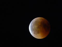 Der Vollmond tritt langsam aus dem Kernschatten hervor. (Leserbild: Josef Habermacher)