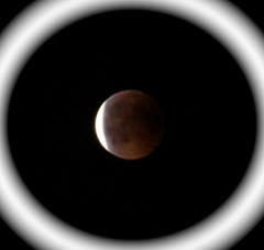 Gegen 23.15h wurde der Blutmond wieder langsam weiss. (Leserbild: Sarah Biderbost)