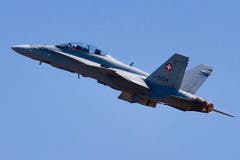 Die F/A 18 Hornet verabschiedet sich wieder von Emmen. (Bild: Xaver Husmann (28. Juli 2018)