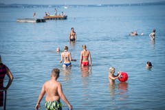 Badegäste können bis zum Floss hinaus waten. (Bild: Ralph Ribi)