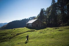Die Alp Gubel liegt oberhalb von Ebnat Kappel auf rund 1200 Metern, die Familie Alder aus Hemberg bewirtschaftet sie bereits in fünfter Generation. (Bild: Benjamin Manser)