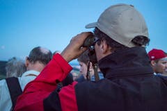 Auf dem Stählibuckturm oberhalb Frauenfeld bewundern Besucher die Blutmond-Finsternis. (Bild: Reto Martin)