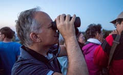 Auf dem Stählibuckturm oberhalb Frauenfeld bewundern Besucher die Blutmond-Finsternis. (Bild: Reto Martin)