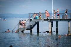 Statt am Fuss der Treppe los zu schwimmen, stehen die Badenden im Wasser. (Bild: Ralph Ribi)