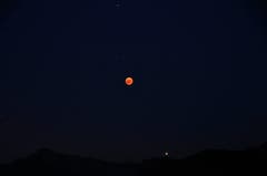Der Blutmond und der Mars begeben sich über der Klewenalp auf eine gemeinsame Reise. (Leserbild: Monika Näpflin-Bösiger)