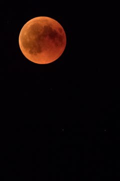 Auf dem Stählibuckturm oberhalb Frauenfeld bewundern Besucher die Blutmond-Finsternis. (Bild: Reto Martin)