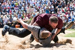 Christian Stucki (oben) legt im 4. Gang Urs Doppmann auf den Rücken. (Bild: Alexandra Wey/Keystone, 29. Juli 2018)