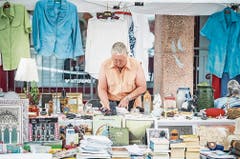 Margrit Eberhart hält gut erhaltene Gegenstände an ihrem Stand bereit. (Bild: Andrea Stalder)