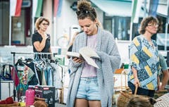 In Büchern schmökern kann man gut am Flohmarkt. (Bild: Andrea Stalder)