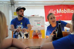 Die Barmänner und -frauen sorgten für Abkühlung. (Bild: Michael Hug)