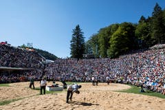 Gebannte Blicke der Zuschauer auf das Geschehen im Ring. (Bild: Alexandra Wey/Keystone, 29. Juli 2018)
