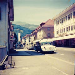 Blick in die Bahnhofstrasse der 1960er-Jahre mit Konsumhof und Kaufhaus Modern.