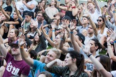Das Publikum ist mitgerissen vom Auftritt von Akil The MC. (Bild:André A.Niederberger (Sarnen, 28.Juli 2018))