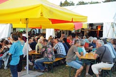 Viele Gäste suchten Schutz vor der Sonne. (Bild: Michael Hug)