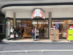 Wir wechseln an den Grendel. Ochsner Shoes. Hatten wir vorher schon. Zieht von der Grendelstrasse 19 weg. War hier ebenfalls langjähriger Mieter. Was folgt? Casagrande! Das Luzerner Familienunternehmen betreibt schon mehrere Uhren- und Souvenirshops in der Stadt, einen davon sogar schräg gegenüber, an der Grendelstrasse 6.