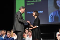 UKB-CEO Christoph Bugnon überreicht Patrizia Schilter den Berufsmaturapreis.