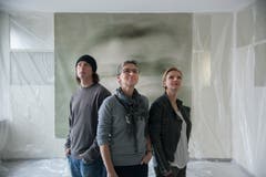 Kulturelles Vorgeplänkel 1: Im November 2014 zeigten Simon Gehrig, Angie Hauer und Stephanie Amstadt (von links) die Ausstellung «TRExperiment» an der Haggenstrasse 45. (Bild: David Suter - 6. November 2014)