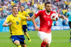 Haris Seferovic (rechts) vor Emil Krafth am Ball (Bild: Laurent Gilliéron / Keystone)