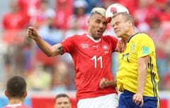 Kopfballduell zwischen Valon Behrami (links) und Viktor Claesson (Bild: Tolga Bzogolu / EPA)