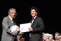 René Röthlisberger, Präsident Wirtschaft Uri, überreichte Elektroinstallateur Luc Danioth den Urner Lehrlingspreis für die Traumnote 5,8.