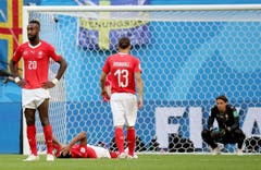 Enttäuschung nach dem Match bei den Schweizer Spielern. (Bild: Georgi Licovski / EPA)