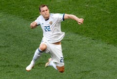 Russlands Artyom Dzyuba feiert sein Tor im Spiel gegen Spanien mit einem Sprung (Bild: AP Photo/Vincent Michel, Moskau, 1. Juli 2018)