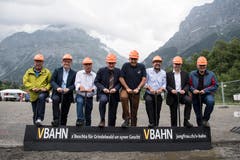 Spatenstich am 3. Juli für die neue Bahn: Martin Stäger, Gemeindepräsident Lauterbrunnen, Daniel Zihlmann, Geschäftsführer Gondelbahn Grindelwald Männlichen, Christian Anderegg, Gemeindepräsident Grindelwald, Christoph Neuhaus, Regierungsratspräsident Kanton Bern, Urs Kessler, CEO Jungfraubahnen, Andreas Kaufmann, Verwaltungsratspräsident Gondelbahn Grindelwald Männlichen, Thomas Bieger, Verwaltungsratspräsident Jungfraubahnen, David-Andre Beeler, Verwaltungsratspräsident Berner Oberland Bahnen (von links). (Bild: Peter Schneider / Keystone)