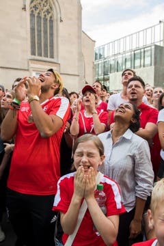 Schweizer Fussballfans schauen gespannt das WM Spiel Schweiz gegen Schweden beim Public Viewing beim Schweizerhof in Luzern.(Freie Fotografin/Eveline Beerkircher)