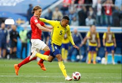 Michael Lang (links) kommt gegen Martin Olsson zu spät und sieht rot (Bild: Efrem Lukatsky / AP)