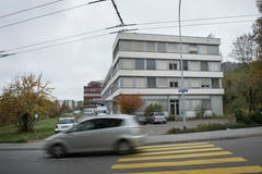 Das Haggenstrasse 45 liegt unterhalb der SOB-Bahnlinie nach Herisau. Der Bahnhof Haggen ist nur wenige Fussminuten entfernt. (Bild: Ralph Ribi - 25. Oktober 2015)