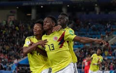 Ausgleich in der Nachspielzeit: Kolumbiens Yerry Mina (vorne) jubelt mit seinen Teamkollegen (Bidl: Ricardo Mazalan / AP)