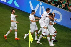 Die portugiesischen Spieler feiern das Tor von Pepe (rechts) im Achtelfinal gegen Uruguay. (Bild: AP Photo/Darko Vojinovic, Sotchi, 30. Juni 2018)