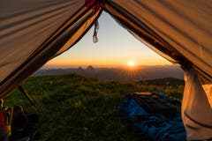 Der Sonnenaufgang auf dem Fronalpstock, nach einer Nacht im Zelt. (Bild: Marco Schäfer, 1. Juli 2018)