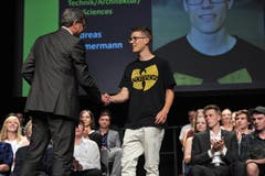 UKB-CEO Christoph Bugnon überreicht Andreas Zimmermann den Berufsmaturapreis.
