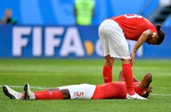 Enttäuschung bei Ricardo Rodriguez (oben) und Manuel Akanji (Bild: Martin Meissner / AP)