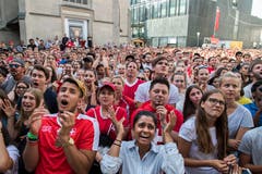 Hunderte Fans litten mit der Schweizer Nationalmannschaft beim Public Viewing beim Hotel Schweizerhof. (Bild: Eveline Beerkircher (Luzern, 3. Juli 2018)