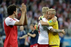 Dänemarks Goalie Kasper Schmeichel (rechts) umarmt Teamkollege Simon Kjaer nach dem WM-Aus im Achtelfinal gegen Kroatien. (Bild: AP Photo/Gregorio Borgia, Nizhny Novgorod, 1. Juli 2018)