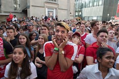 Schweizer Fussballfans schauen gespannt das WM Spiel Schweiz gegen Schweden beim Public Viewing beim Schweizerhof in Luzern.(Freie Fotografin/Eveline Beerkircher)