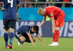 Belgiens Kevin De Bruyne tröstet einen japanischen Spieler nach dem Achtelfinal, den Belgien gewonnen hat. (Bild: AP Photo/Petr David Josek, Rostov-on-Don, 2. Juli 2018)